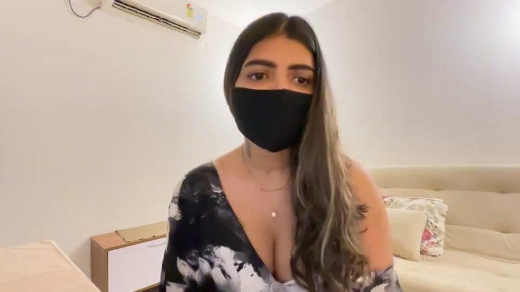 Hot Desi Girl Shows Big Boobs And Hairy Pussy Then Goes Fully Nude On Live